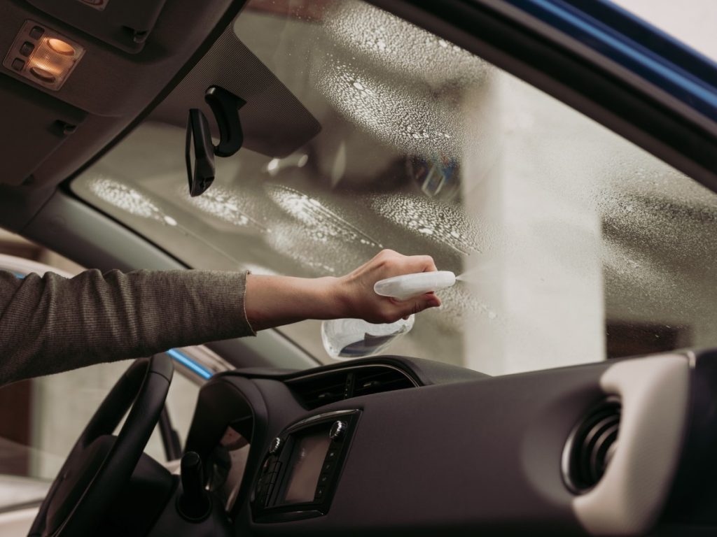 auto glass service shops Gwynns falls/Leakin Park cleaning the inside of a car's front windshield